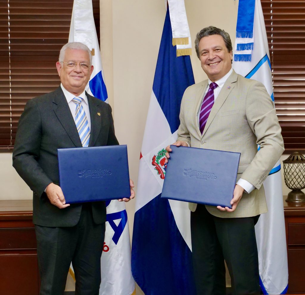 Ing. Ramón Sosa, rector de UNICDA, y el Dr. José Rafael Espaillat, rector del INESDYC